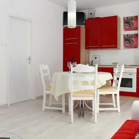 Sea View And Beach Apartament Green, Petar House