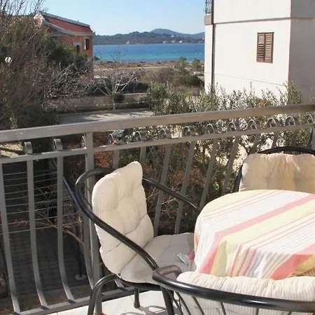 Sea View And Beach Apartament Green, Petar House